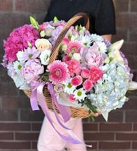 Композиция солнечный день в Самойловке Цветочная композиция из Розы, Хризантемы, Пионы и Лизиантусы в корзине в Самойловке
