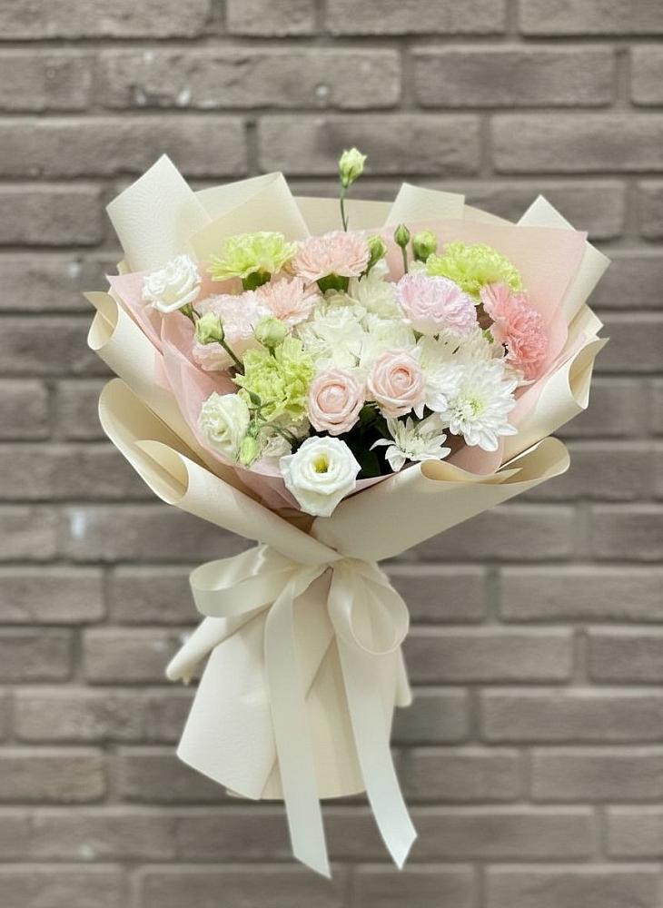 Букет цветов из: Гвоздики, Розы, Лизиантусы и Хризантемы в Самойловке