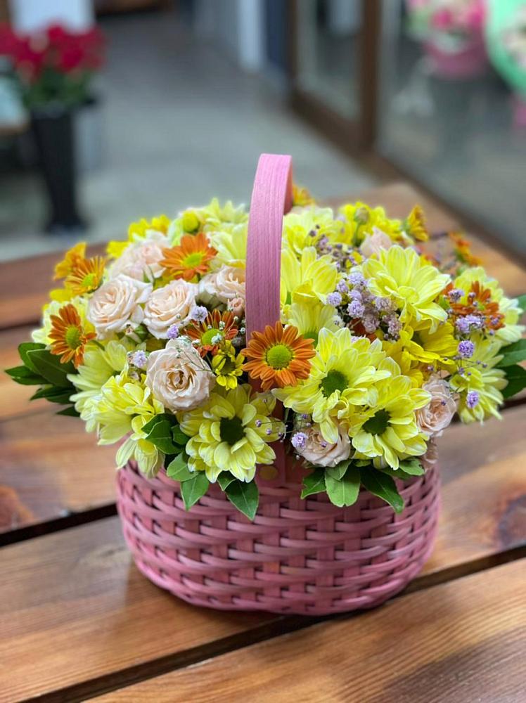 Цветочная композиция из Хризантемы и Розы в корзине в Самойловке