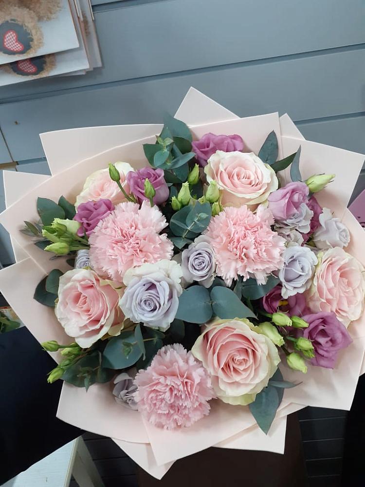 Букет цветов из: Розы, Гвоздики и Лизиантусы в Самойловке